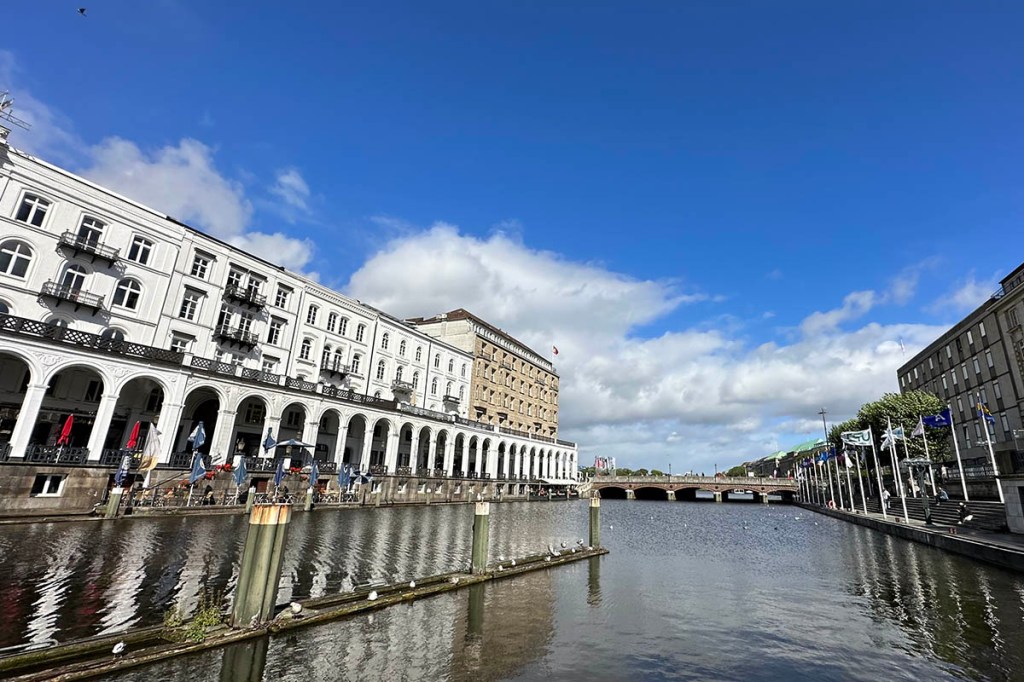 Ultraweitwinkelaufnahme der Alster mit Einkaufszeilen