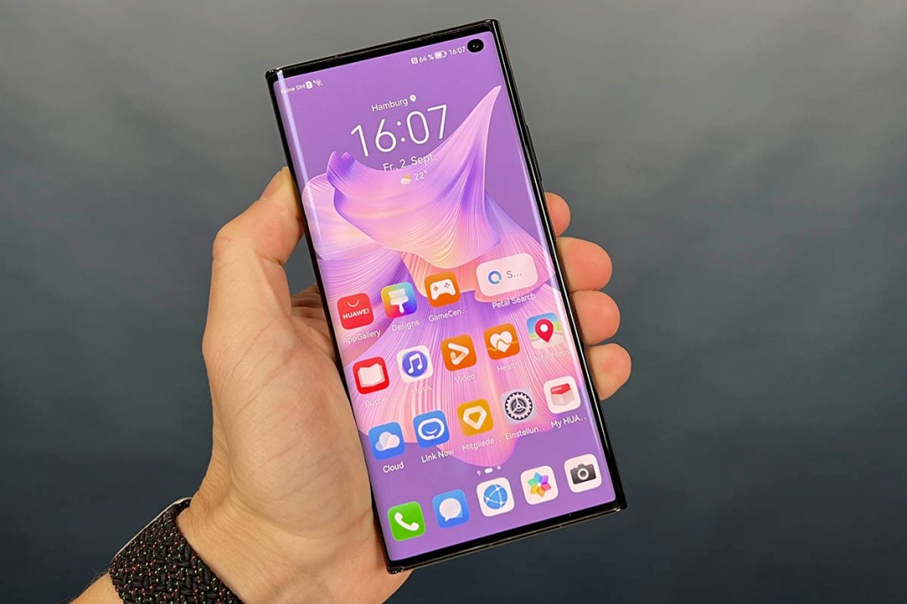 Huawei Mate XS 2 in der Hand, frontal