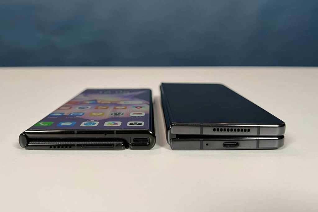 Huawei Mate XS 2 nebst Samsung Galaxy Z Fold4 flach liegend