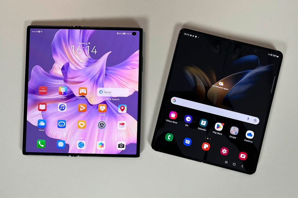 Huawei Mate XS 2 nebst Samsung Galaxy Z Fold4 von oben betrachtet aufgeklappt