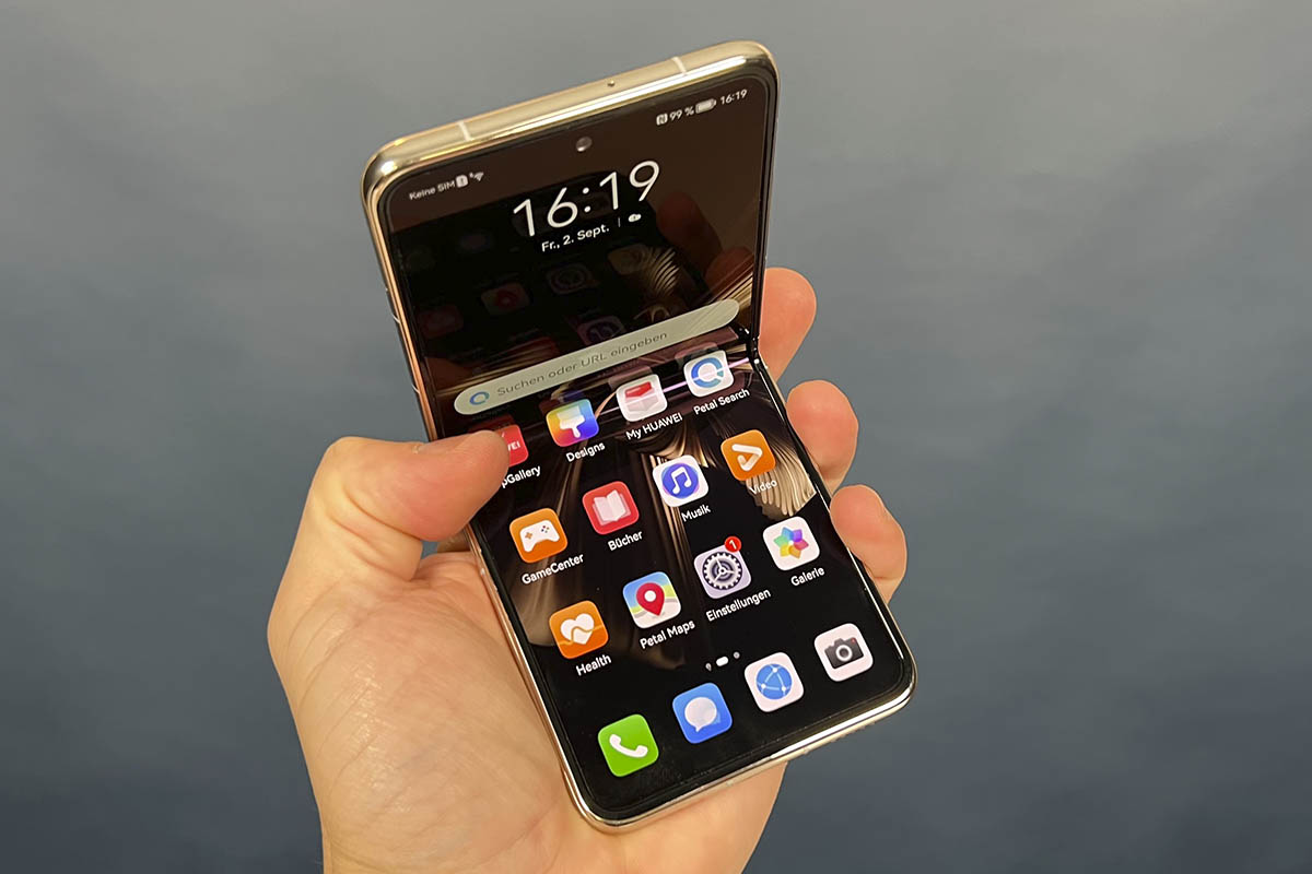 Huawei P50 Pocket Display halb aufgeklappt