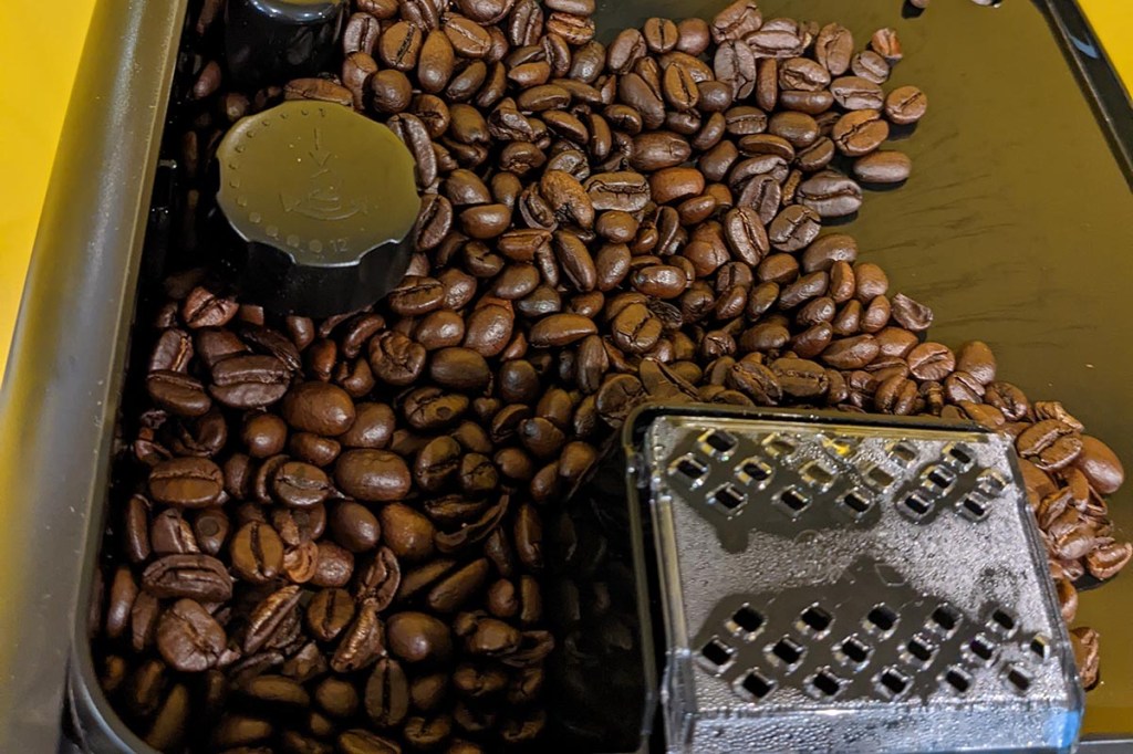 Kaffeebohnen in Kaffeevollautomaten