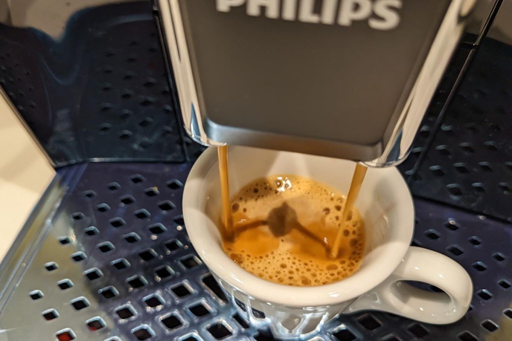 Detail Kaffee läuft aus Kaffeevollautomaten in Tasse