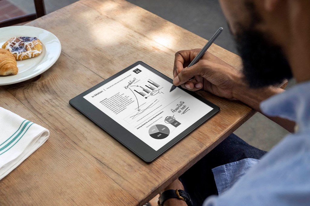 Amazon Kindle Scribe auf einem Tisch.