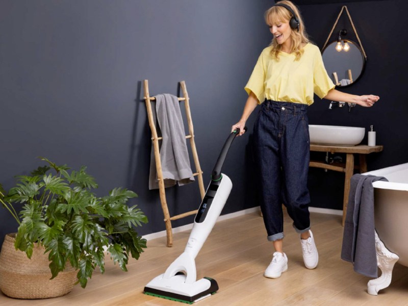 Eine Frau reinigt mit dem neuen Vorwerk Saugwischer.