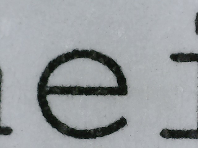 Eine stark vergößerte Aufnahem einer kleinen "e", dass der Drucker gedruckt hat.