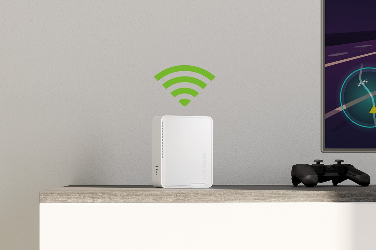 Der Devolo WiFI 6 Mesh-Repeater 5400 steht auf einer Kommode und sondert ein Signal ab.