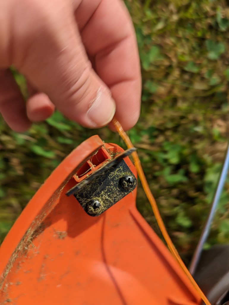 Das Messer am Rand des Schutzhaube und der Faden, der nicht reichtig gekürzt wurde