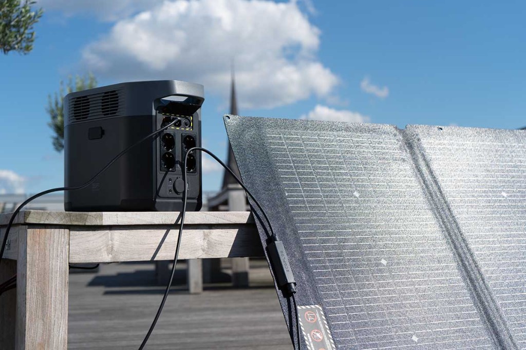 Die EcoFlow Delta 2 mit passendem Solarpanel.