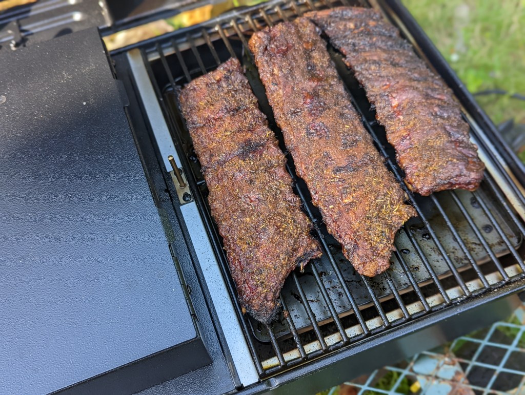 Drei Stränge Rippchen auf dem Rost des Traeger Ranger, fertig gegart