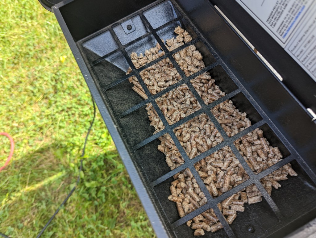 Die Pelletkammer des Ranger, halb mit Pelletes gefüllt