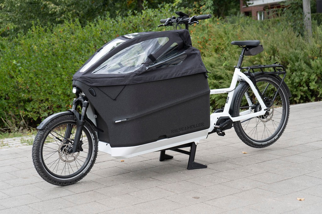 E-Cargo-Bike Riese & Müller in Seitenansicht vor Park