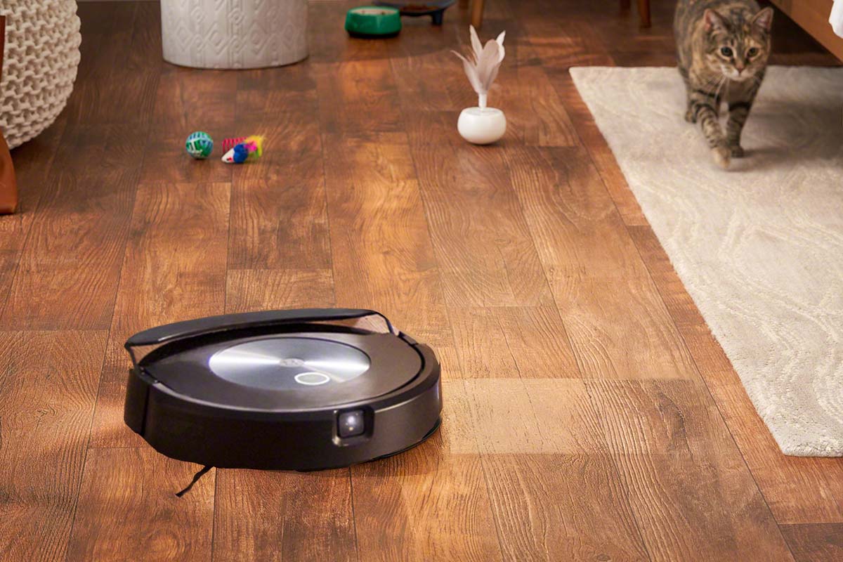 Der neue Roomba Combo j7+ Saug-Wisch-Roboter fährt in einem Zimmer mit angehobenem Wischpad.