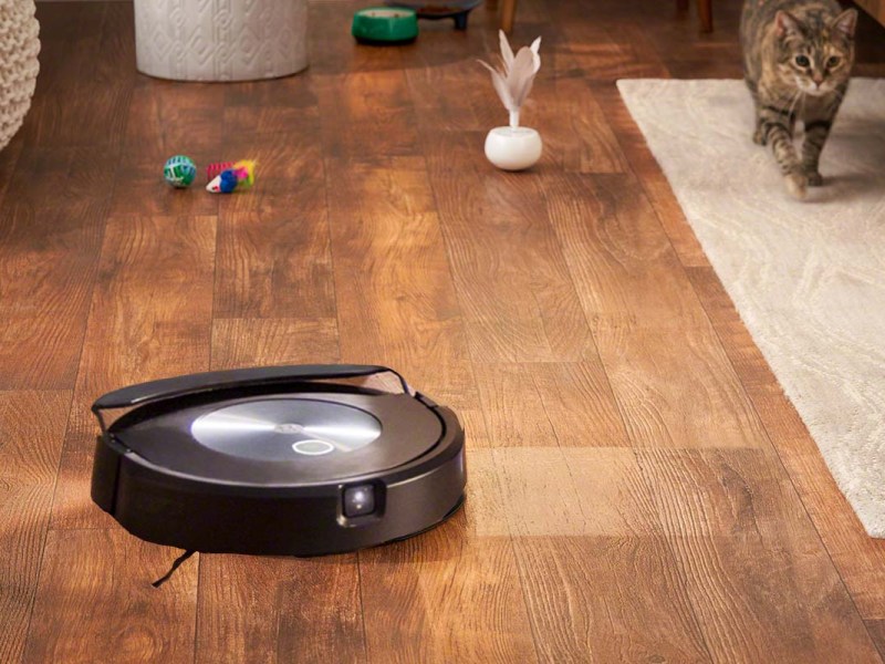 Der neue Roomba Combo j7+ Saug-Wisch-Roboter fährt in einem Zimmer mit angehobenem Wischpad.
