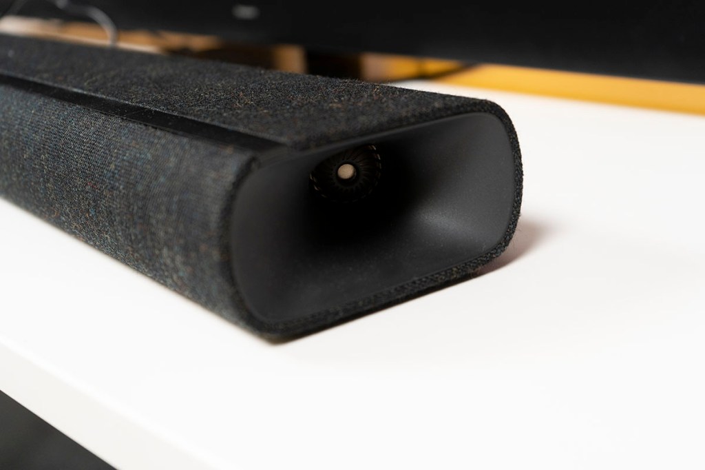 Detailansicht einer Soundbar mit Blick auf einen seitlichen Lautsprecher.