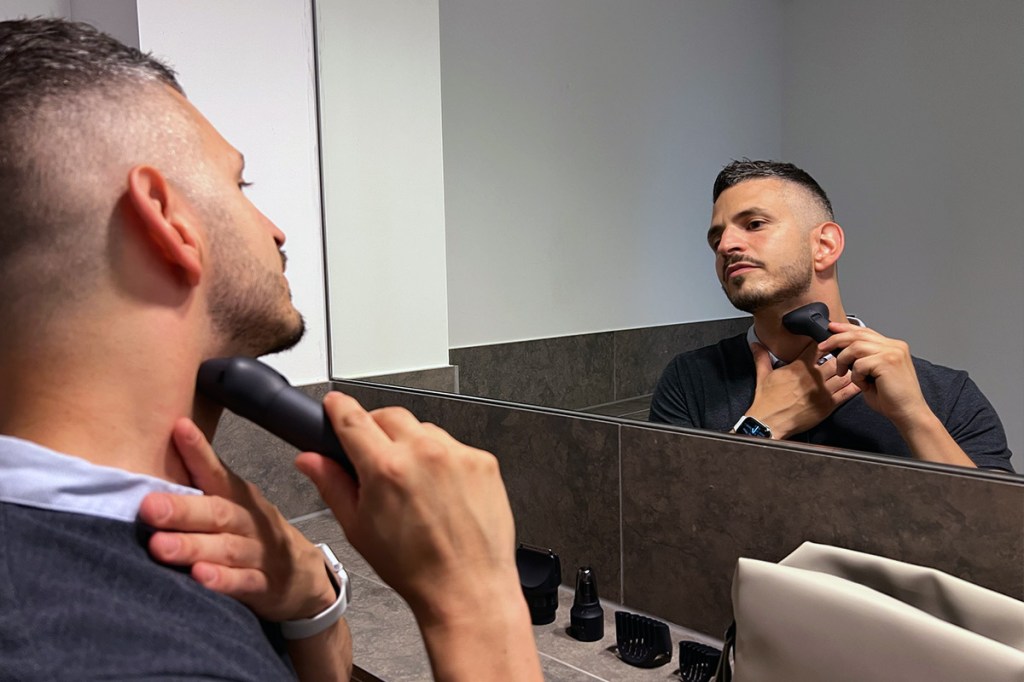 Ein Mann rasiert sich den Hals mit dem Rasieraufsatz des MultiShape.