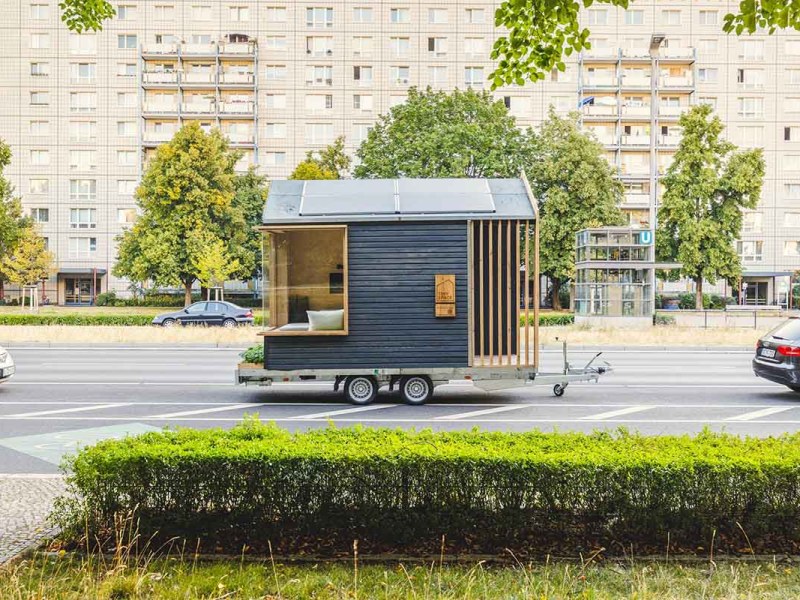 Ein Tiny Space steht mitten in Berlin auf einer Straße.