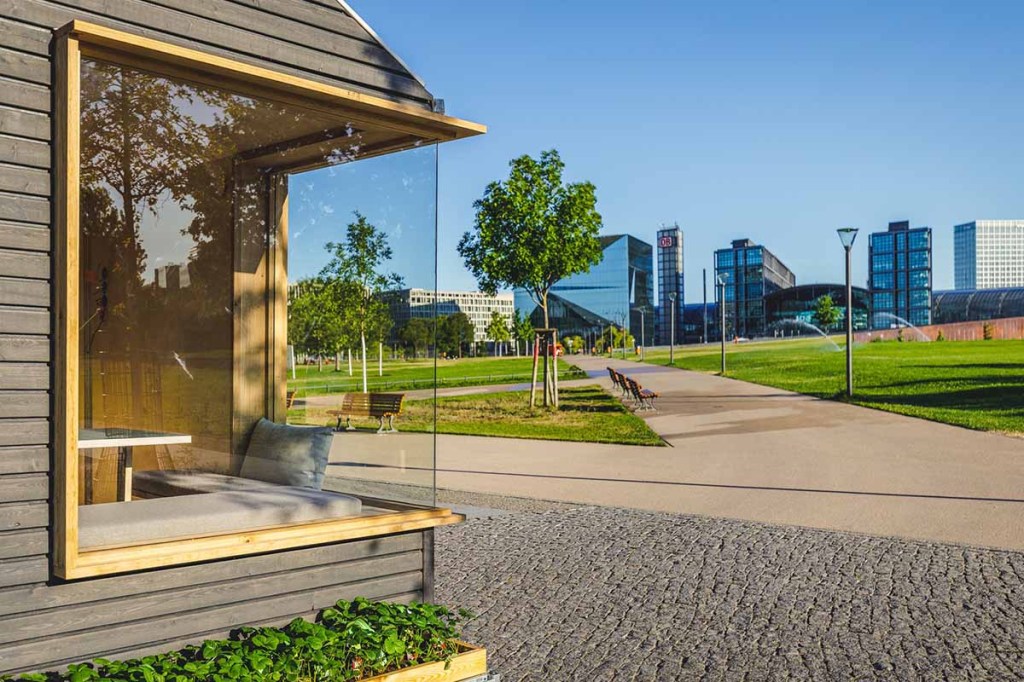 Das Tiny Space steht in einem Park mit Blick auf den Berliner Hauptbahnhof.