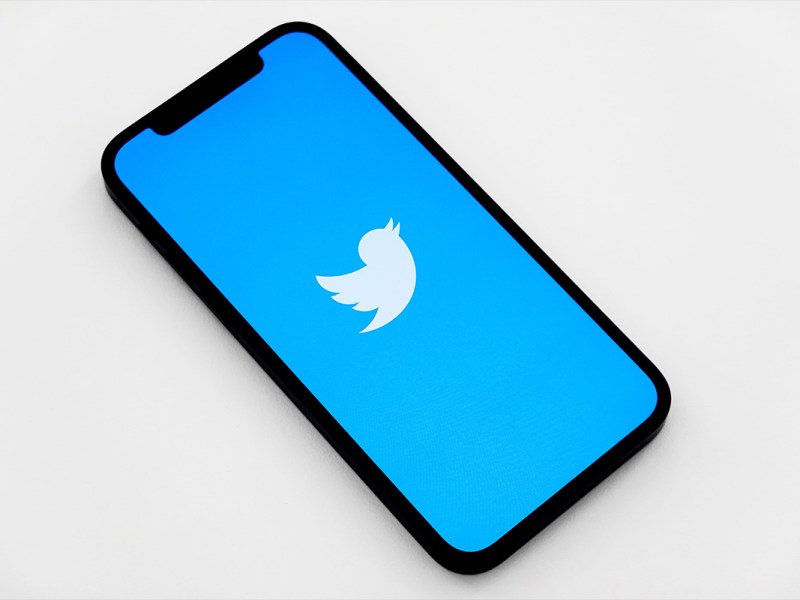 Das Twitter-Logo ist auf einem Smartphone zu sehen.