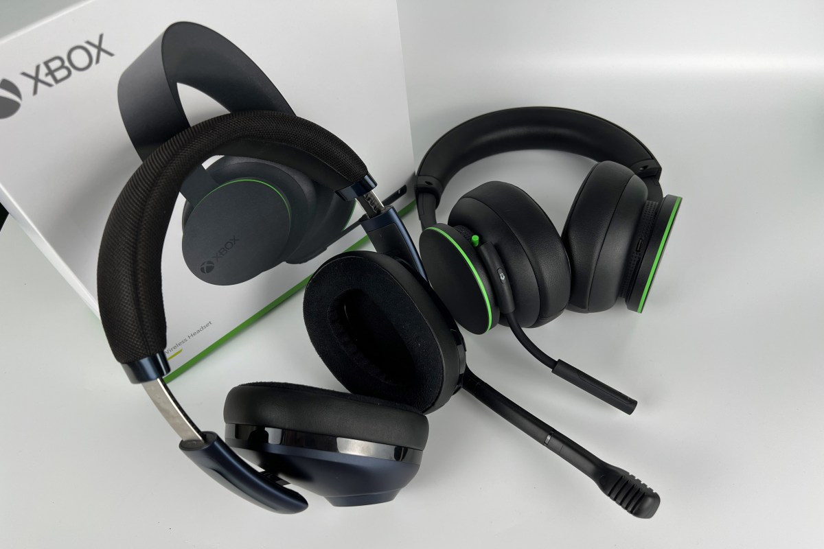 Zwei XBox Wireless Headsets vor dem Verpackungskarton