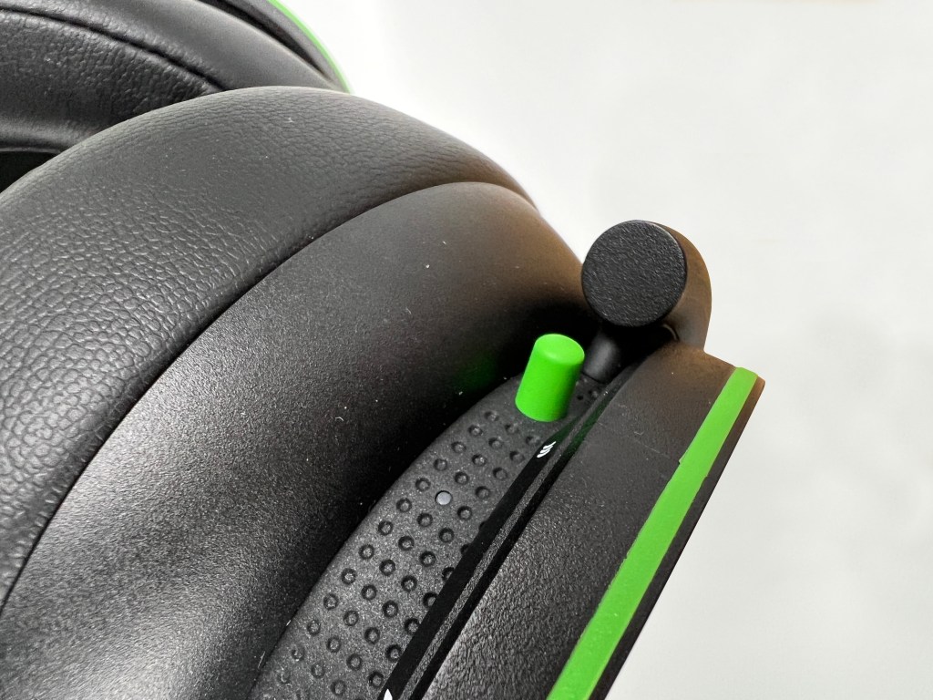 Der Grüne Stift (Ein-/Aus-Schalter) des Headsets 