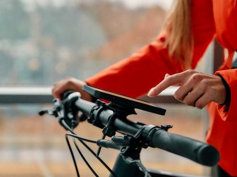 Person mit Fahrradlenker im Anschnitt, man sieht, wie dort ein Smartphone an einer Halterung befestigt ist