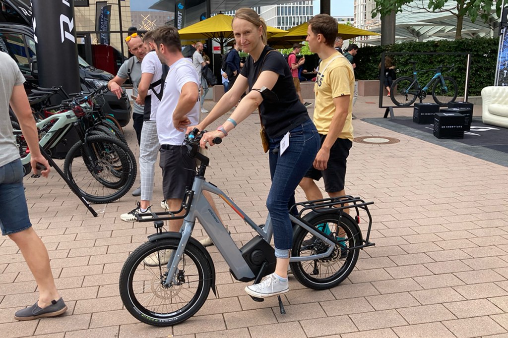 Frau fährt auf E-Bike Hans-E von Bergamont