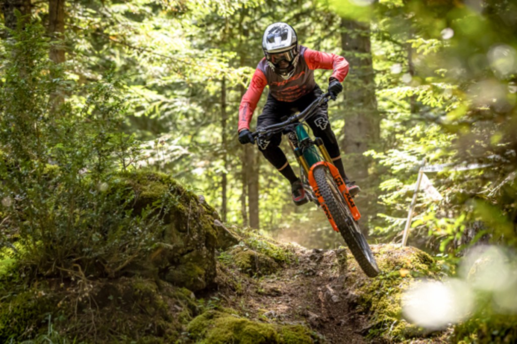 E-Mountainbiker im Wald mit Antrieb von Bosch, Performance Line CX Race