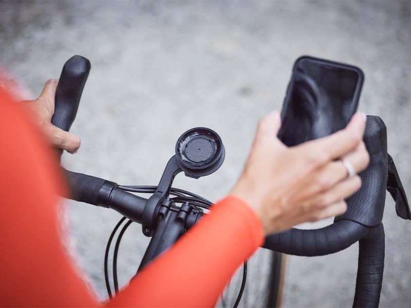 Blick auf einen Fahrradlenker mit Fidlock Smartphone-Halterung