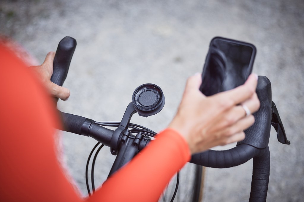 Blick auf einen Fahrradlenker mit Fidlock Smartphone-Halterung