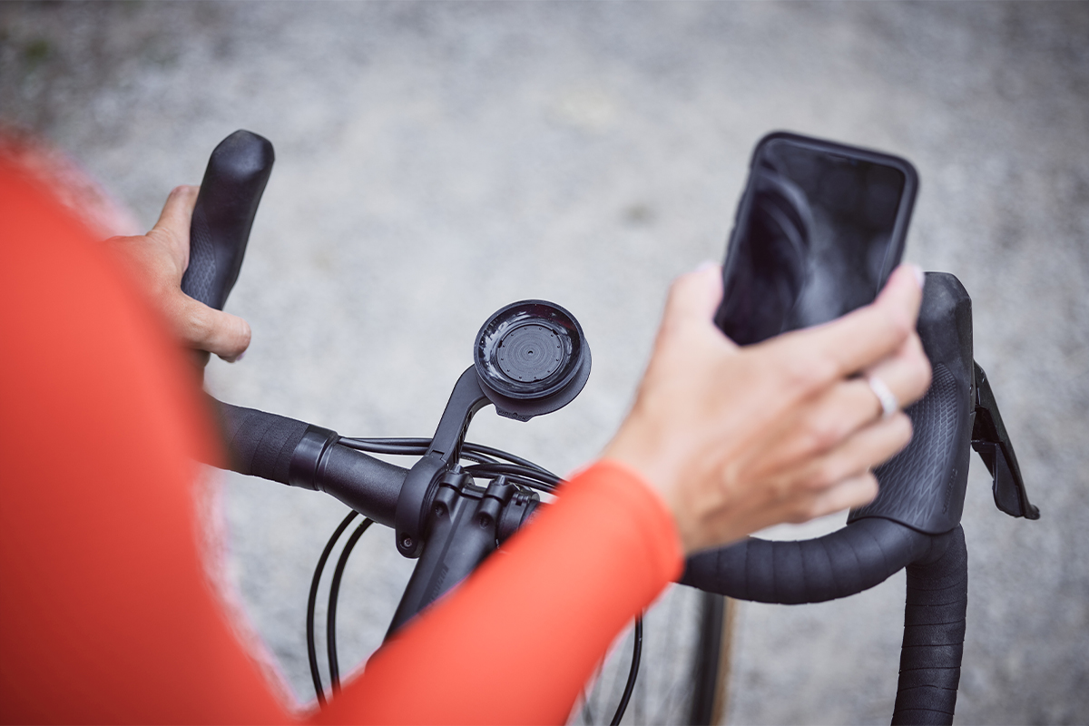 Blick auf einen Fahrradlenker mit Fidlock Smartphone-Halterung