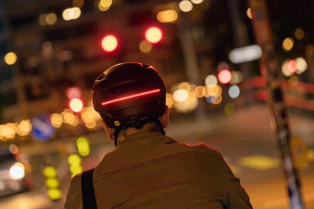 Fahrradfahrer bei nacht in der Stadt mitFahrradhelm La Mokka Plus Sensor von Scott