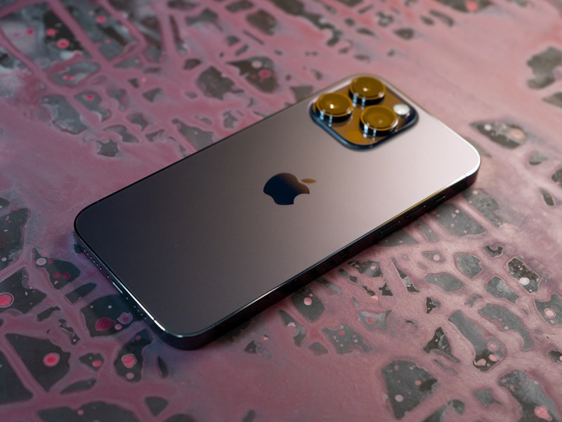 Die Rückseite des iPhone 14 Pro Max ist in Space Grey gehalten