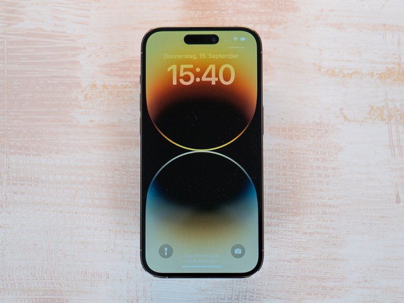 Das iPhone 14 Pro liegt auf dem Tisch.