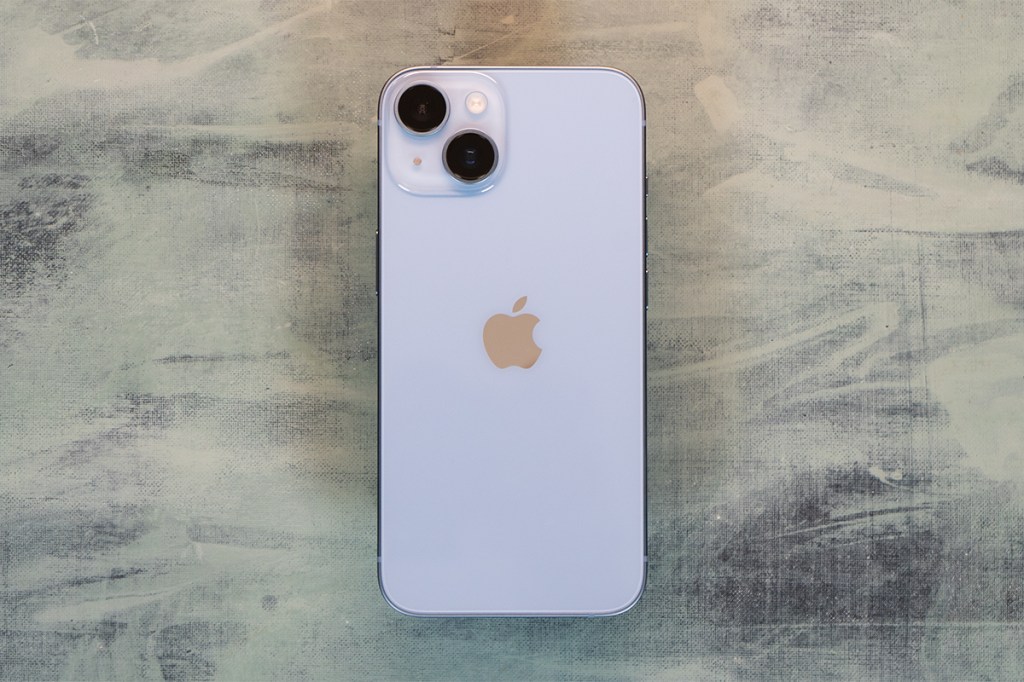 Das iPhone 14 in Blau Rückseite