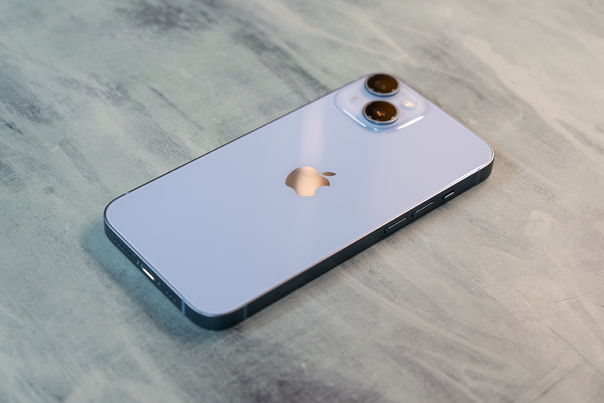 Das iPhone 14 in Blau Rückseite