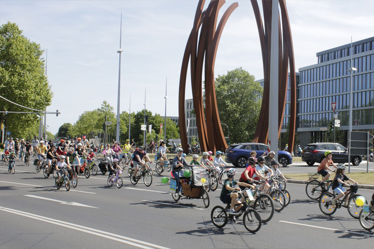 Totale viele Fahrradfahrer auf der Straße bei der Kidical Mass