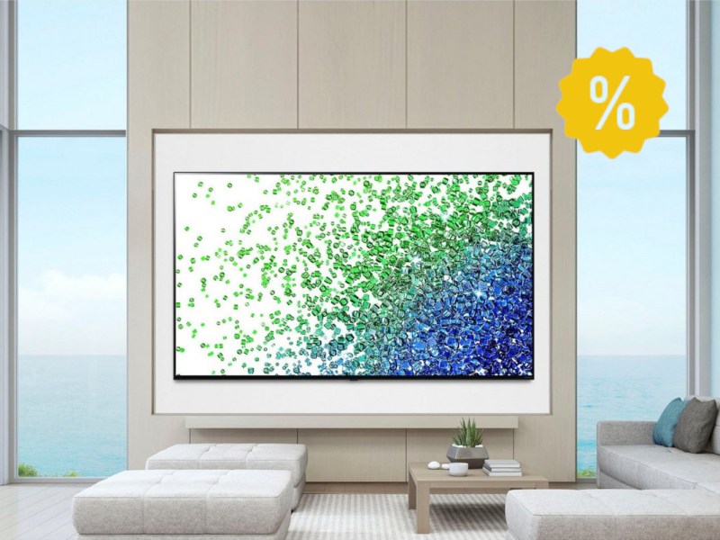 Großer LG-NancoCell-TV zeigt buntes Bild an Wand in hellem wohnzimmer mit Fensterwänden