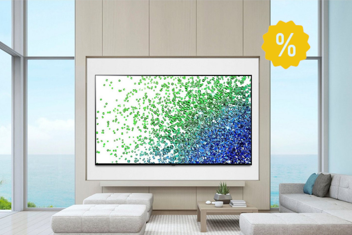 Großer LG-NancoCell-TV zeigt buntes Bild an Wand in hellem wohnzimmer mit Fensterwänden