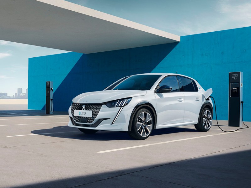 E-Auto Peugeoz e-208 steht an einer Ladesäule und wird dort mit Strom geladen