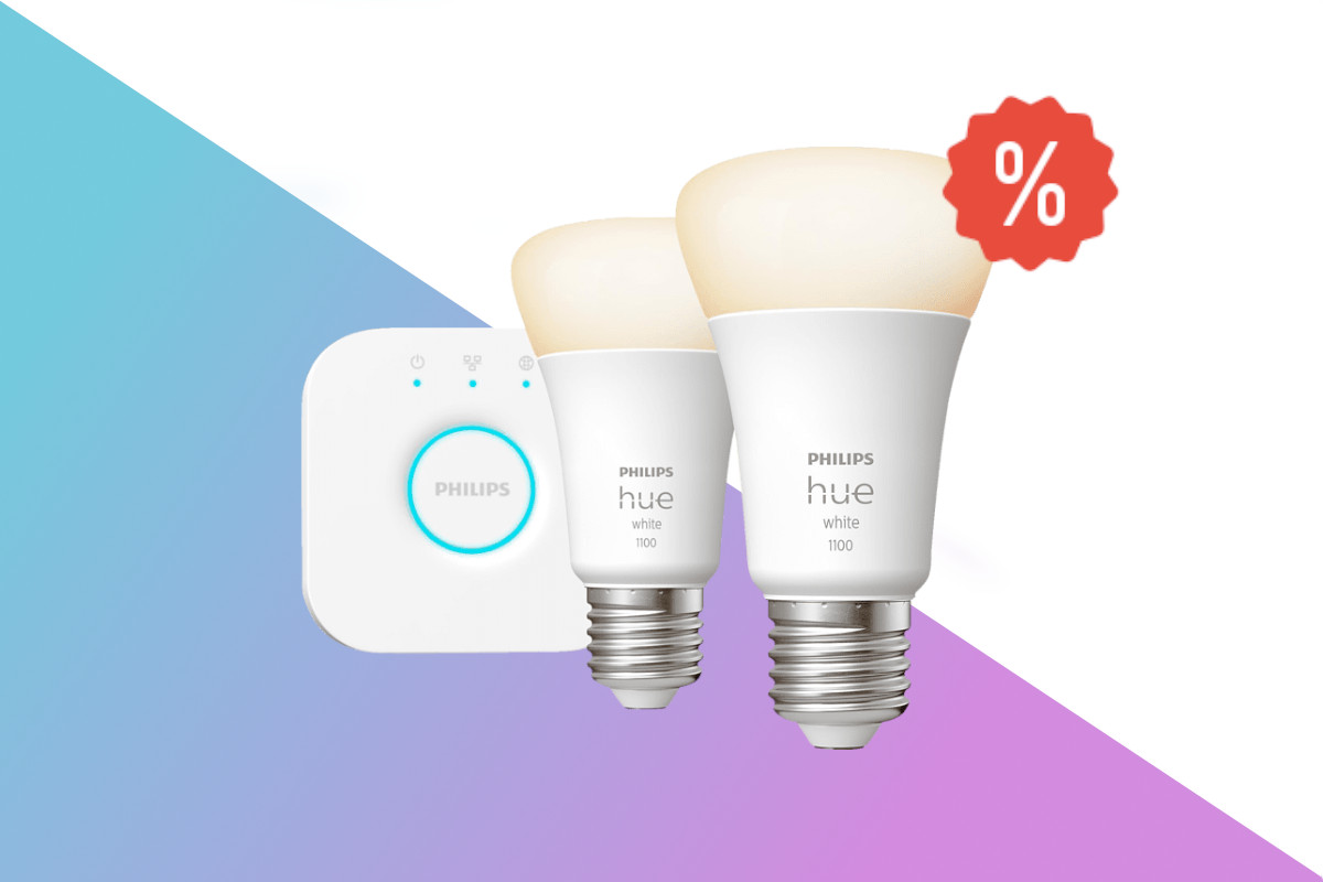 Zwei weiße Philips Hue Leuchten vor weißer Bridge auf weißem Hintergrund mit blau lila Verlauf unten und rotem Prozentzeichen oben rechts