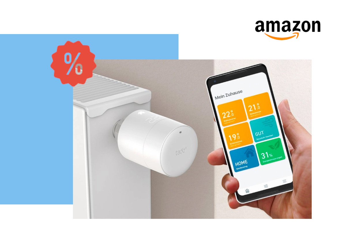 Bild von weißer Heizung mit Tado-Thermostat und Hand, die Smartphone mit bunter App hält auf weiß blauem Hintergrund mit Amazon logo oben rechts und rotem Prozentzeichen links oben