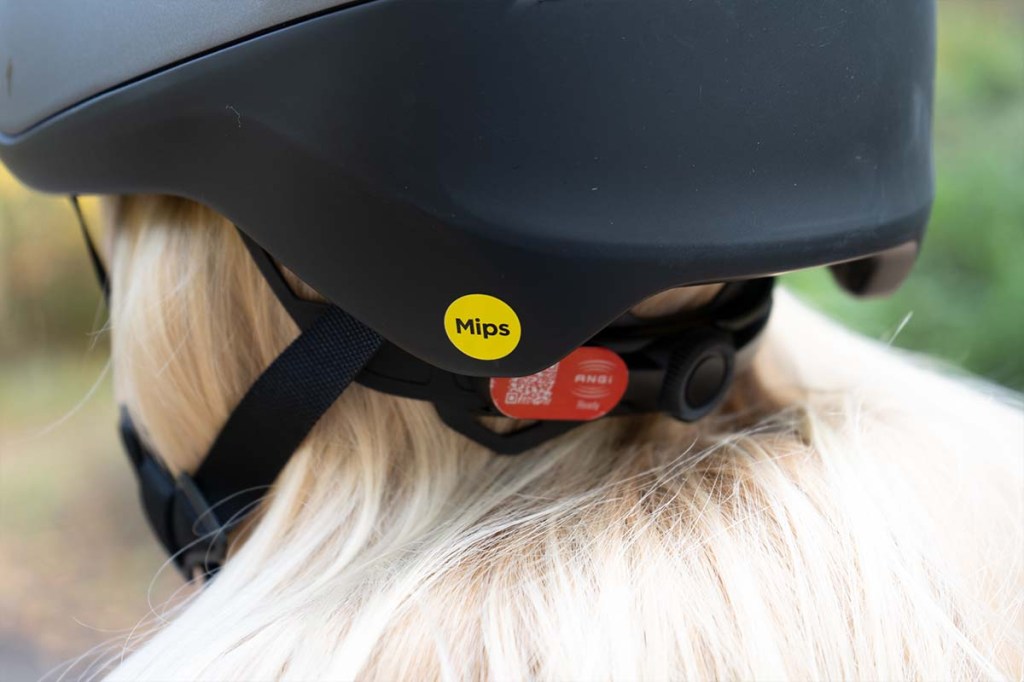 Frau mit Fahrradhelm Tone von Specialized Nahaufnahme Helm von hinten