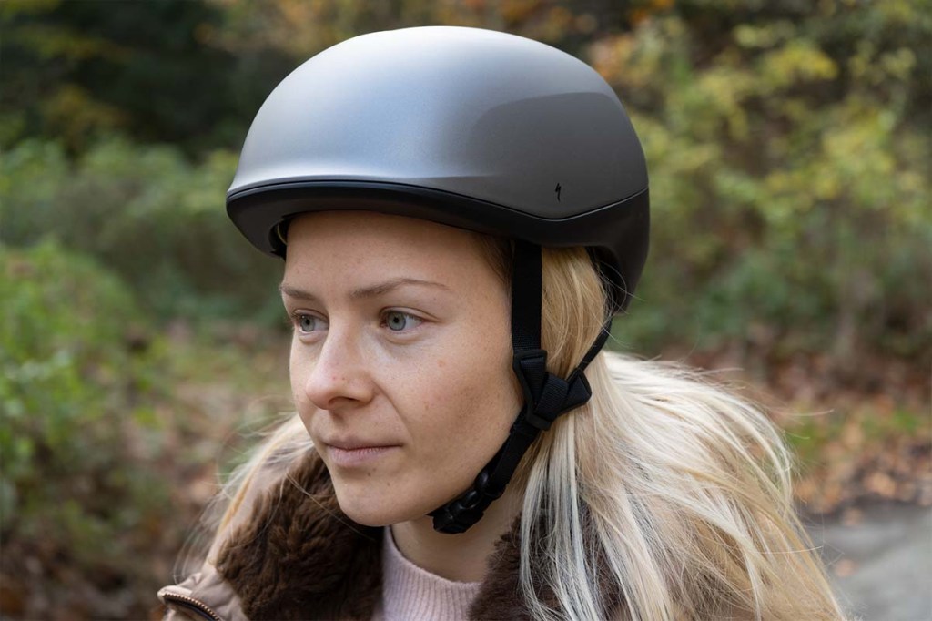 Frau mit Fahrradhelm Tone von Specialized schräg von vorne