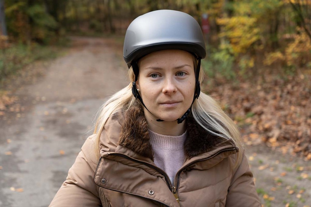 Frau mit Fahrradhelm Tone von Specialized von vorne