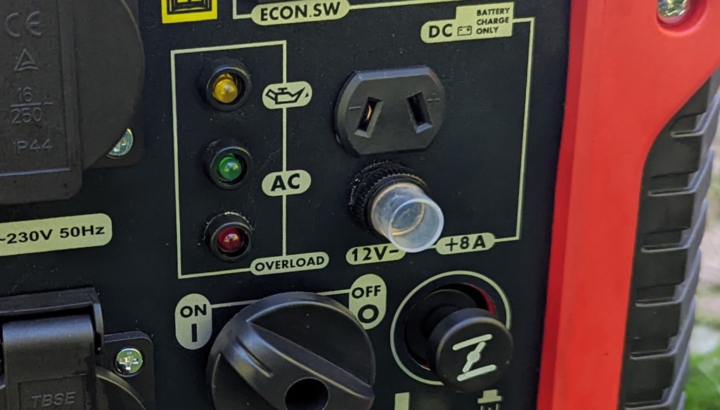 Ein 12 Volt-Ladeanschluss bei Inverter von Stier 