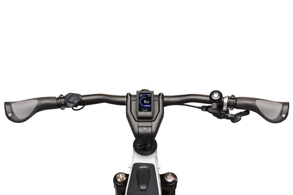 Detailbild E-Bike-Lenker beim Riese & Müller Nevo mit Ansicht auf das Display zur Steuerung des E-Motors.