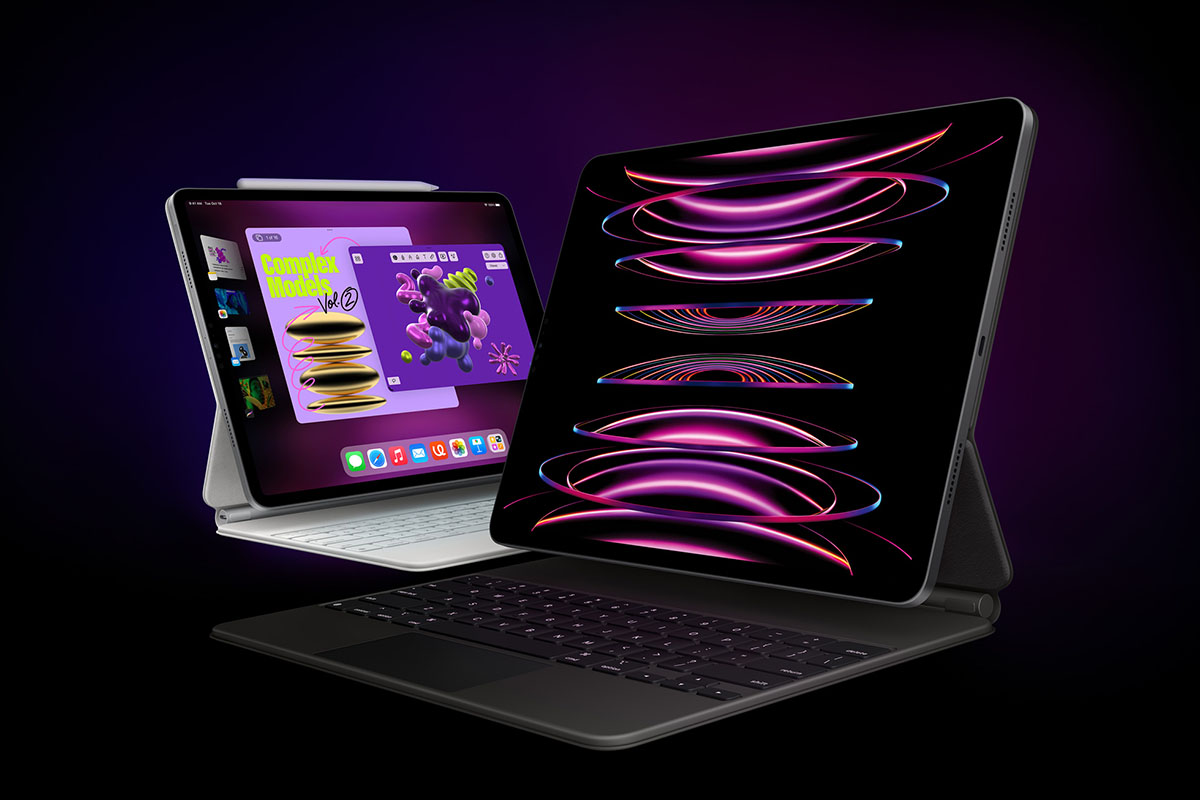 Zwei Apple iPad Pro mit magnetischem Deck stehen auf einem Tisch vor dunklem Hintergrund