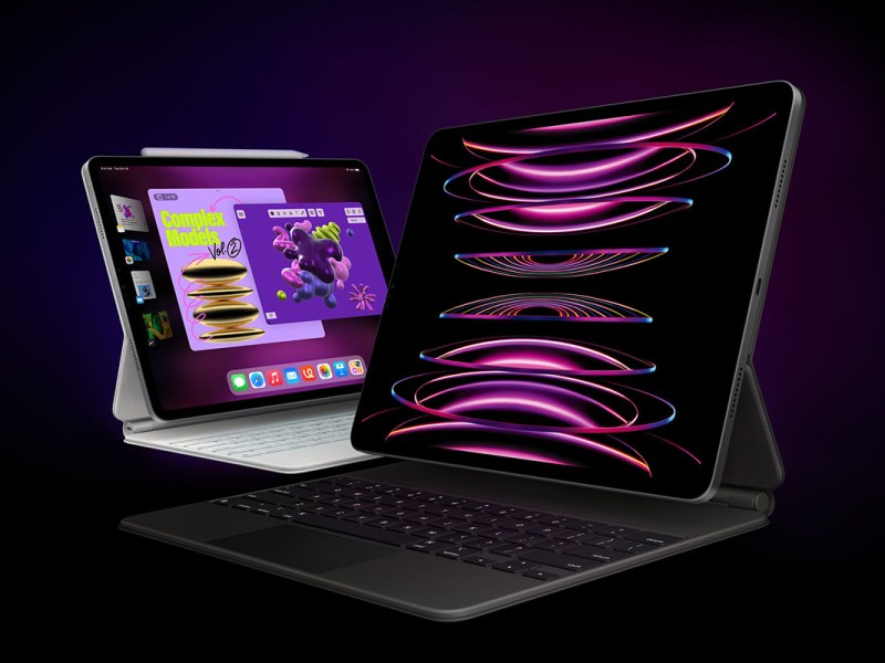 Zwei Apple iPad Pro mit magnetischem Deck stehen auf einem Tisch vor dunklem Hintergrund