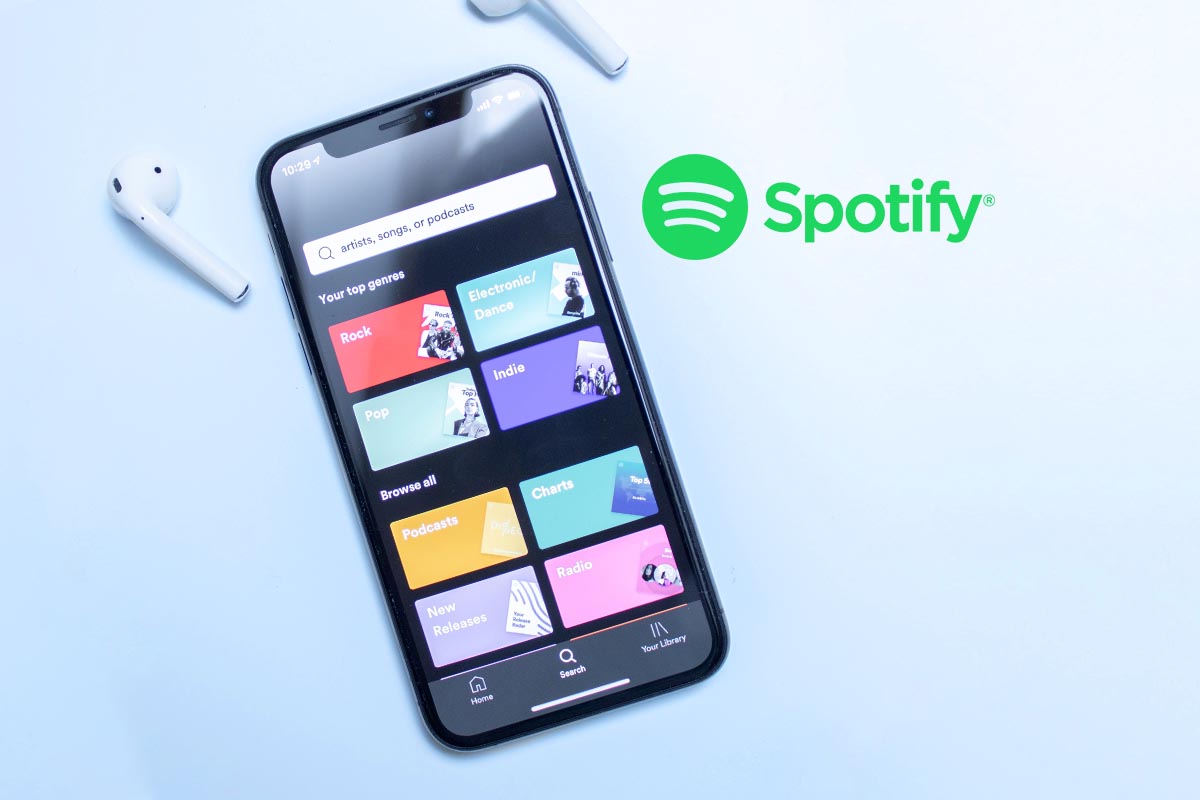 Ein Smartphone mit der Spotify App auf blauem Hintergrund